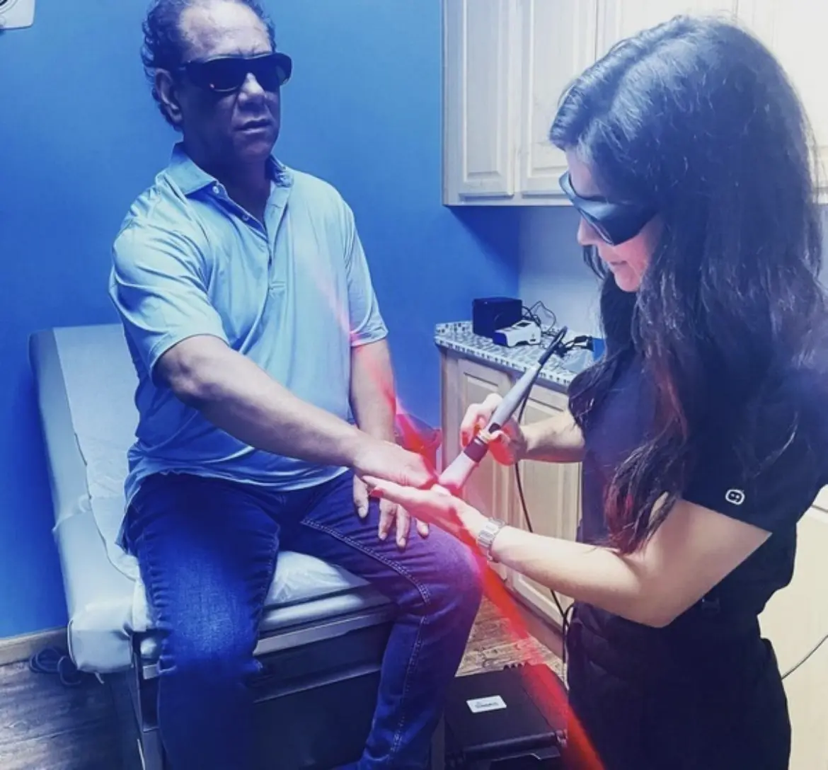 @summuslaser; instagram post; laser therapy treatment on hand