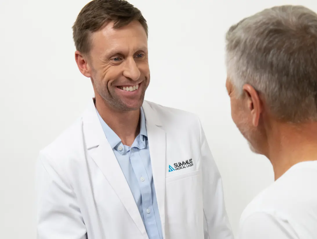 Summus doctor smiling at his patient and shaking hands